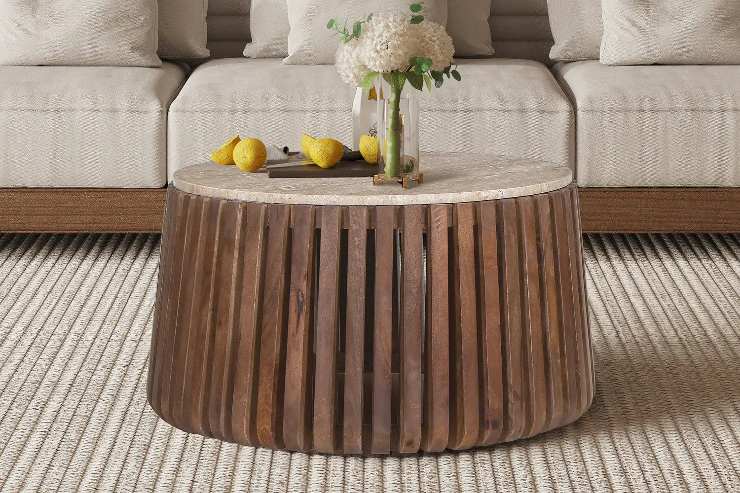 Table basse ronde en bois de manguier avec plateau effet travertin beige EYAN - 70 cm - ROUSSEAU chez TIKAYLA