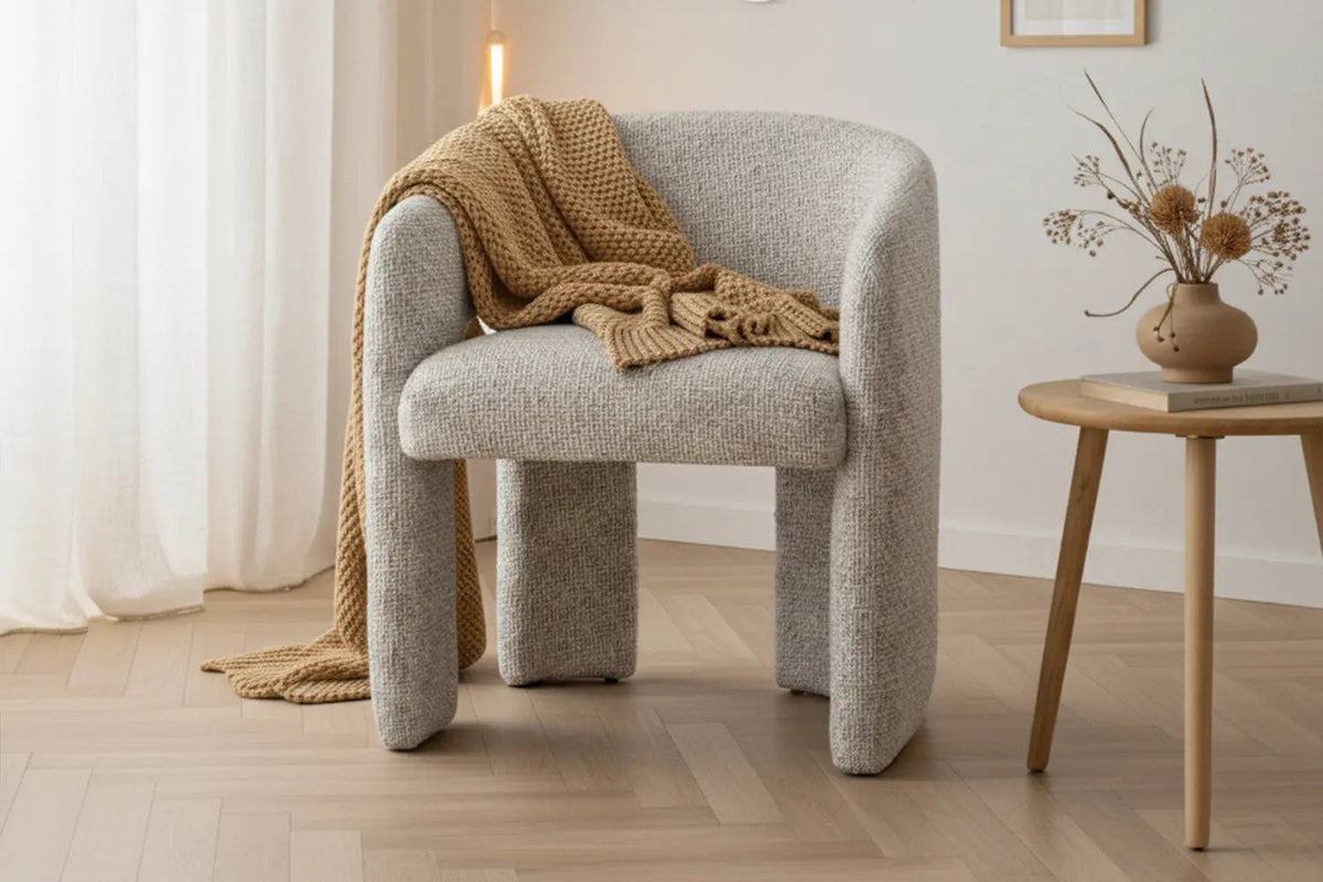 Fauteuil MONROE en tissu chiné avec accoudoirs, 58 x 55 cm, dans un petit salon chez TIKAYLA