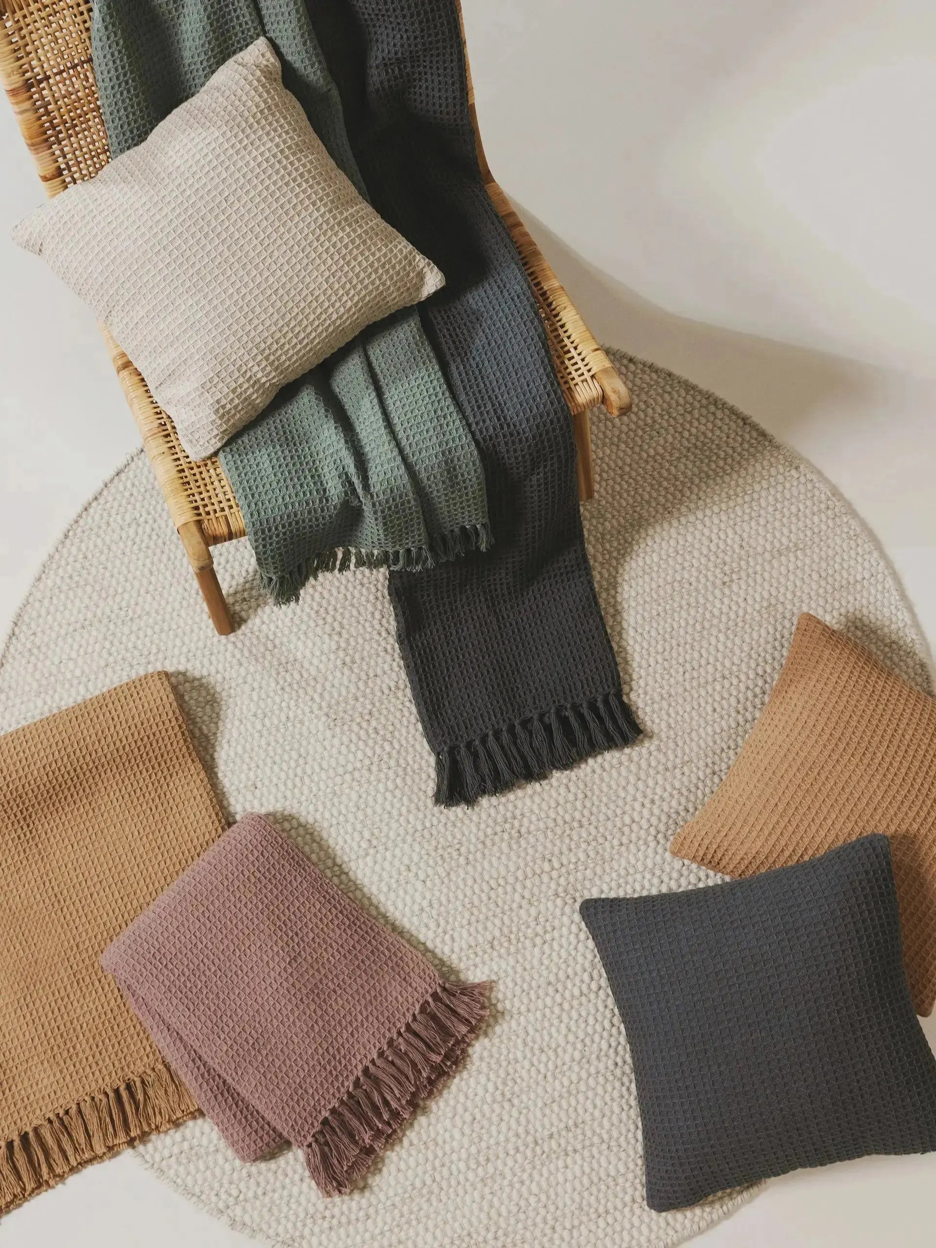 Accessoires déco TIKAYLA : plaids, poufs, miroirs et petites lampes