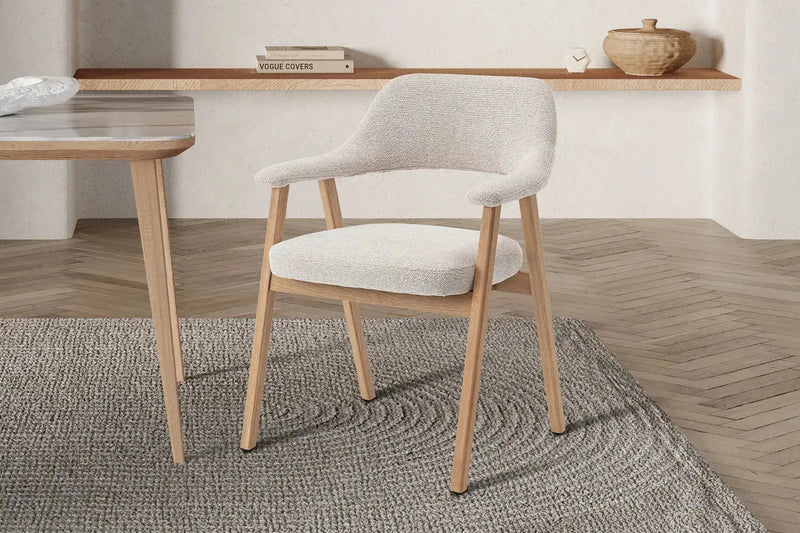 Chaise en chêne massif fumé avec assise tapissée beige, structure bois et tissu