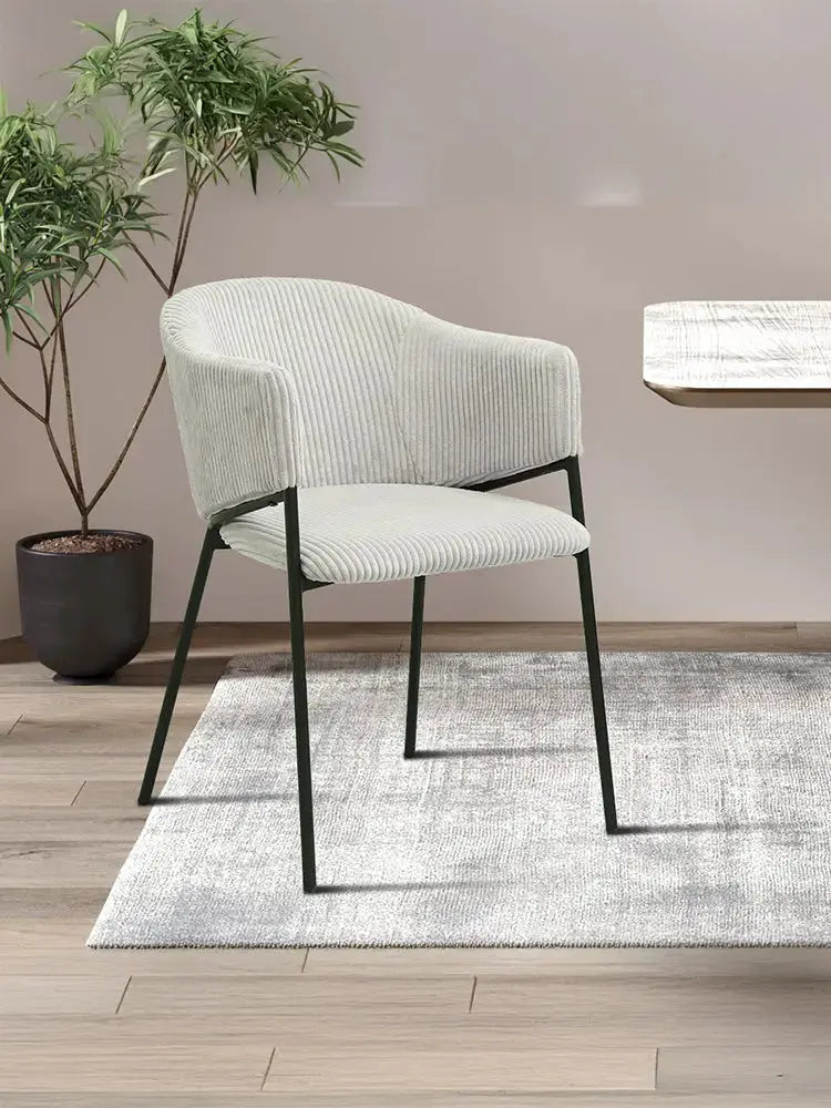 Chaises et tabourets design pour salle à manger, bar et bureau TIKAYLA