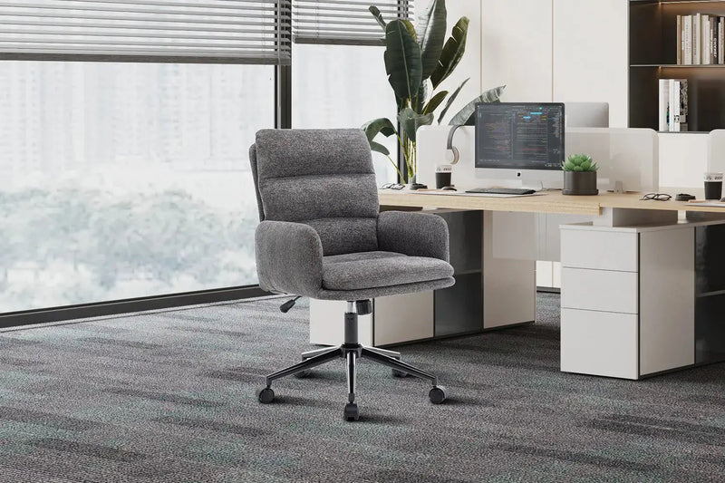 Chaise de bureau EMMY gris fonce vue de trois quarts - TIKAYLA
