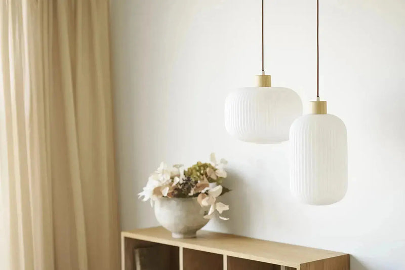 Suspensions luminaires TIKAYLA en verre fumé ou clair, pièces maîtresses du plafond