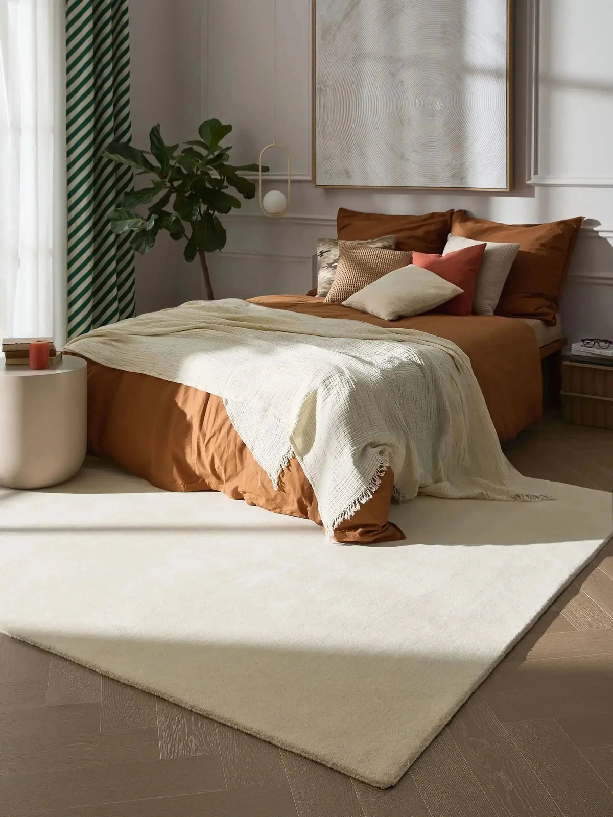 Tapis de chambre TIKAYLA en laine fait main, doux et cosy pour le pied du lit