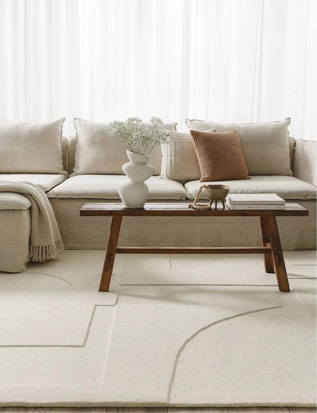 Tapis de salon TIKAYLA en laine, tissé ou indoor/outdoor pour structurer le coin canapé