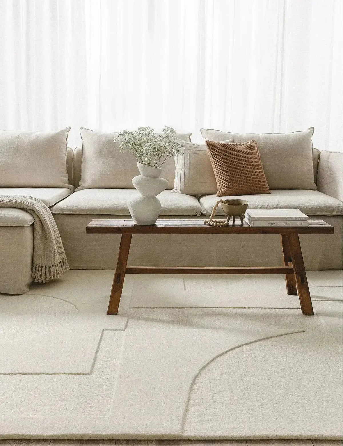Tapis de salon TIKAYLA en laine, tissé ou indoor/outdoor pour structurer le coin canapé