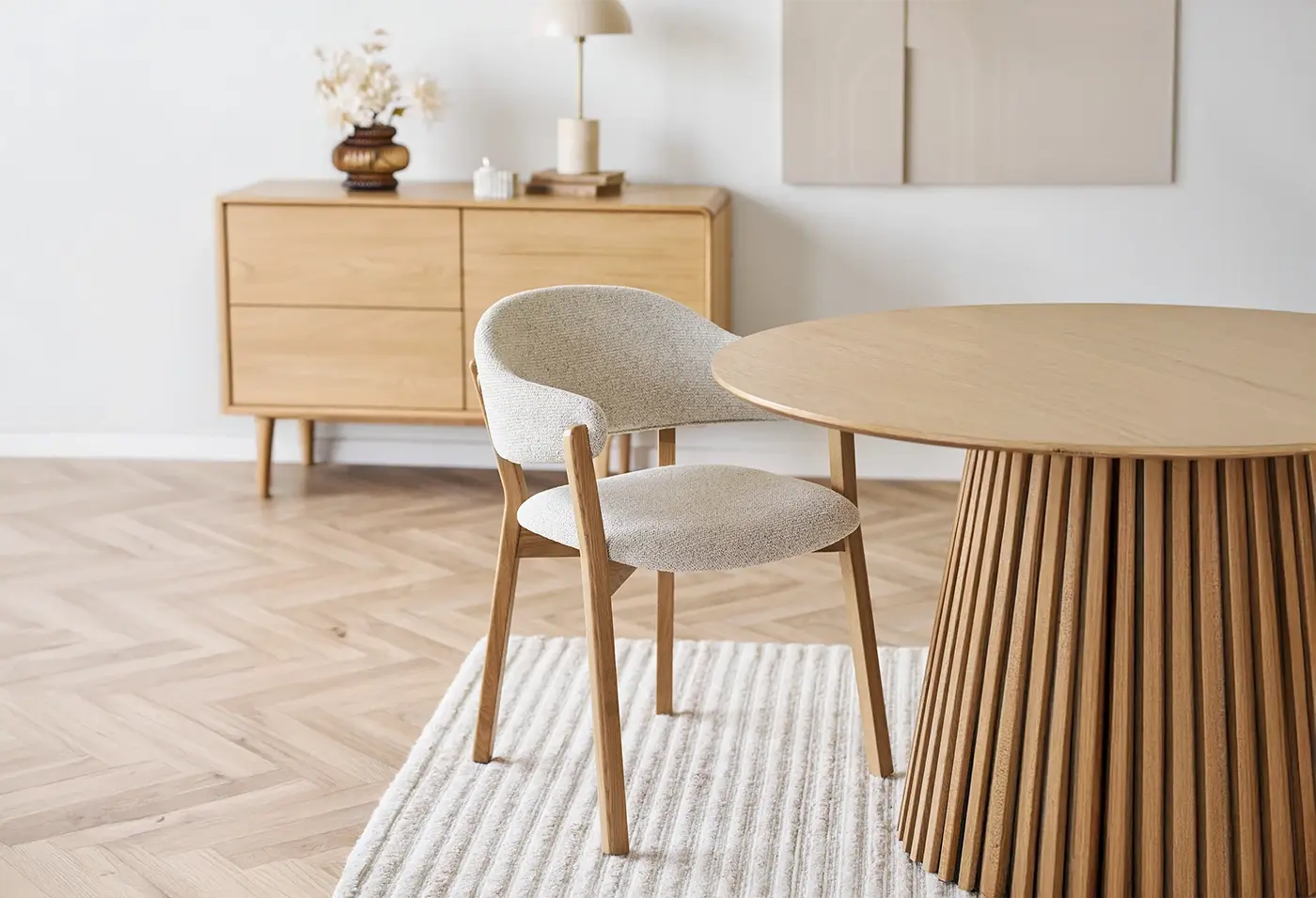 Chaise de salle à manger DUNKIRK avec accoudoirs, effet bois chêne clair et tissu écru