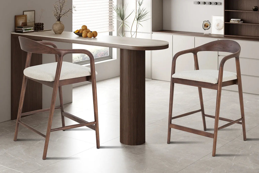 Chaise de bar CLARA Frêne noyer – 55,5 x 57,5 cm | TIKAYLA