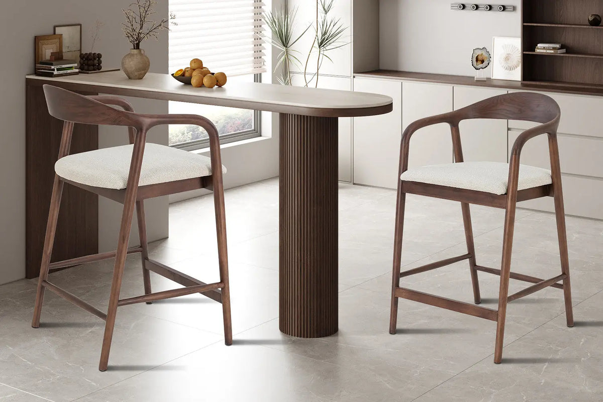 Chaise de bar CLARA Frêne noyer – 55,5 x 57,5 cm | TIKAYLA