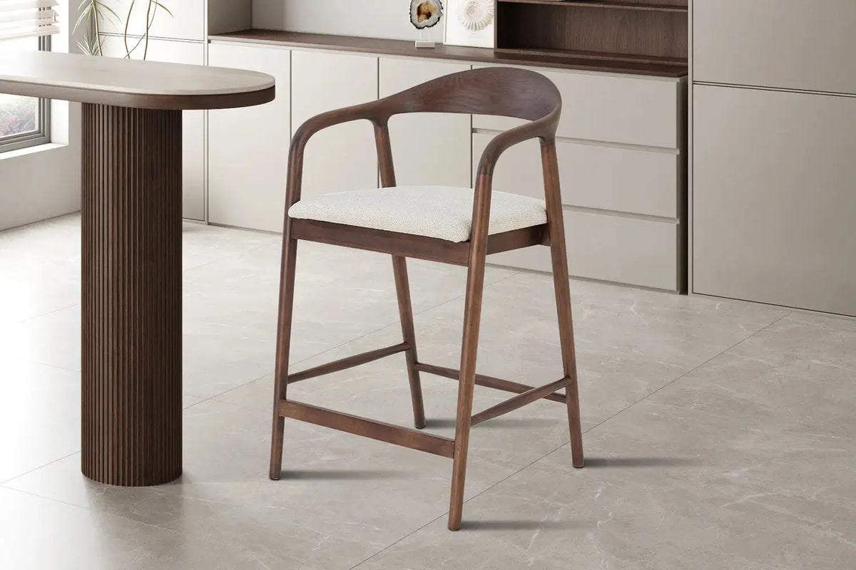 Chaise de bar CLARA Frêne noyer – 55,5 x 57,5 cm | TIKAYLA