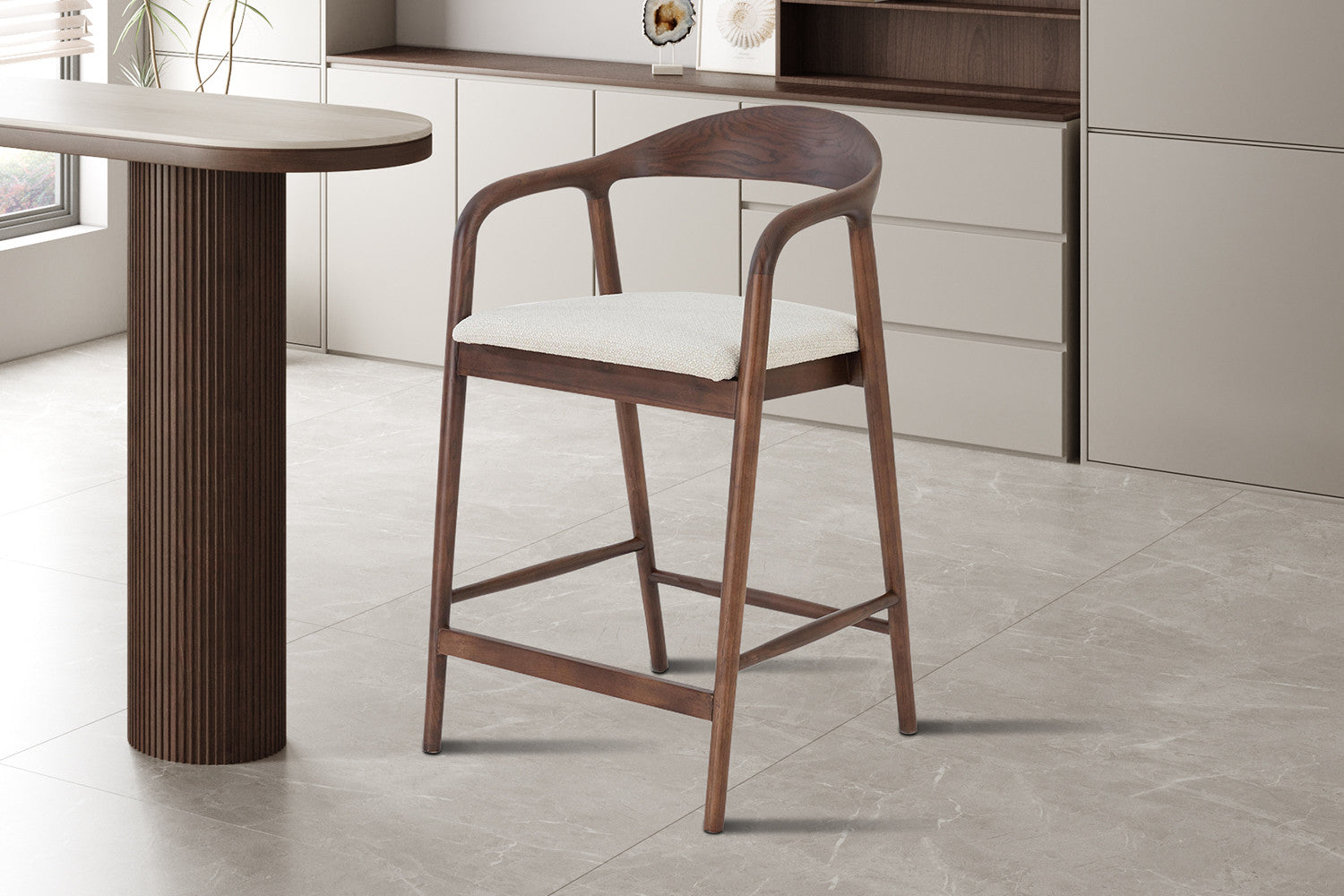 Chaise de bar CLARA Frêne noyer – 55,5 x 57,5 cm | TIKAYLA