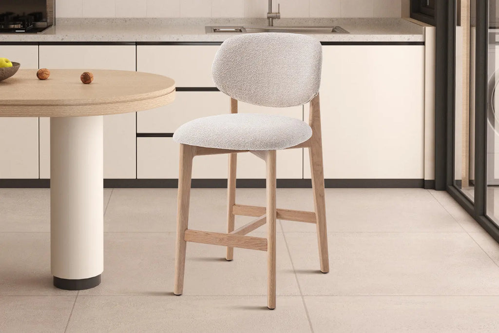 Chaise de bar KAYA Chêne naturel et Beige – chêne massif | TIKAYLA