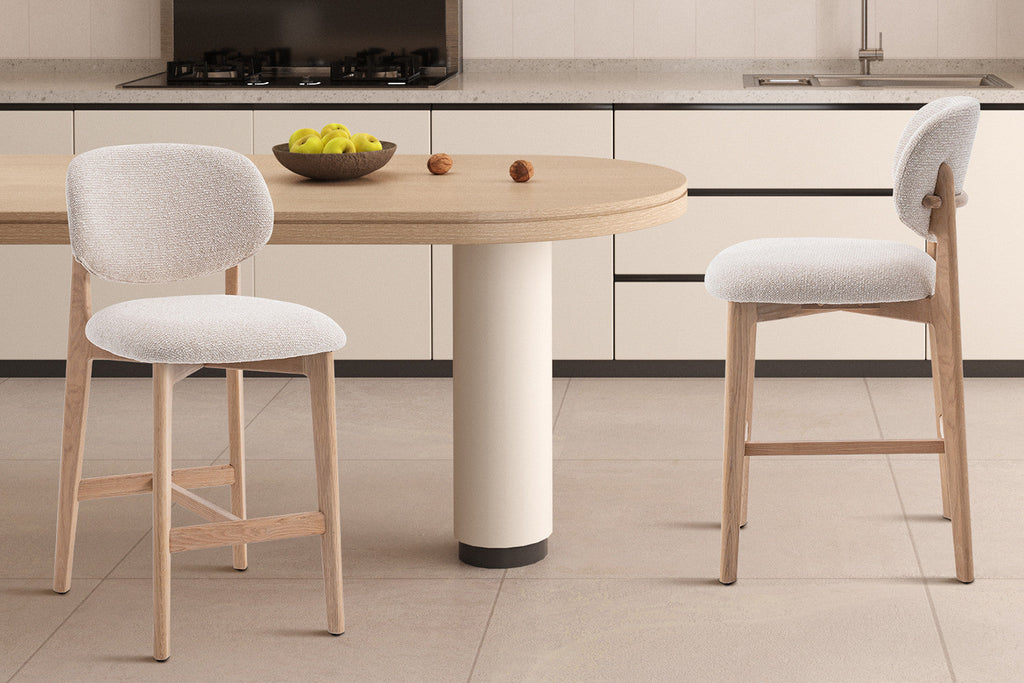 Chaise de bar KAYA Chêne naturel et Beige – chêne massif | TIKAYLA
