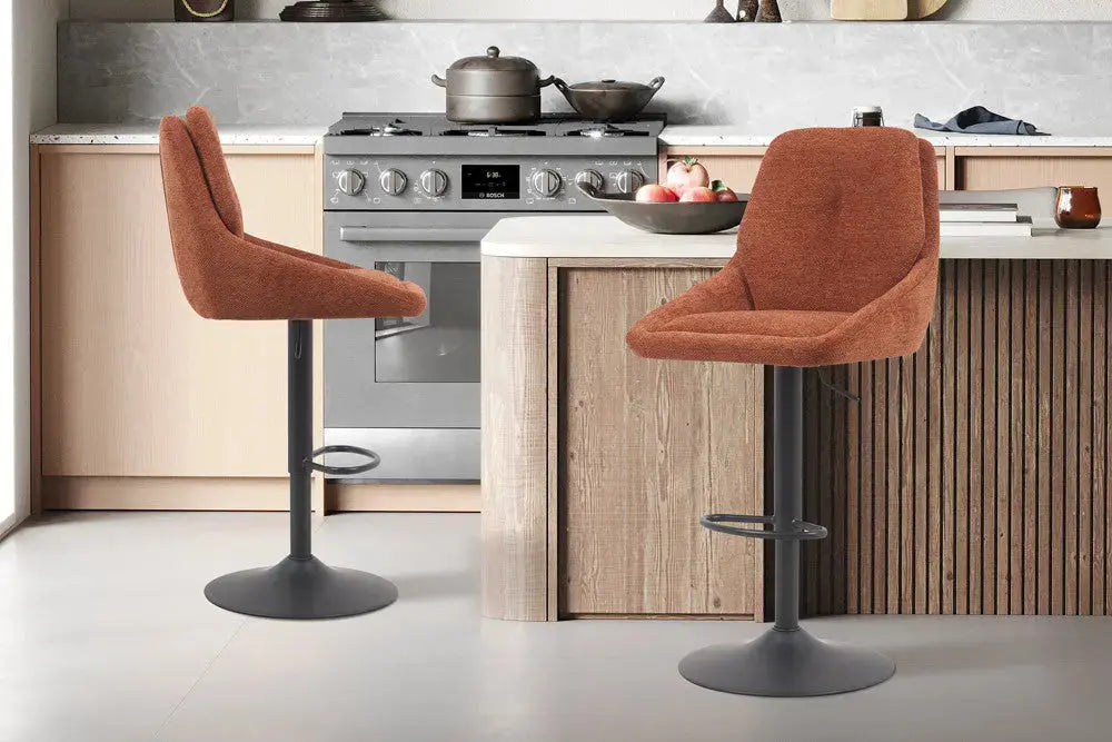 Chaise de bar pivotante SABA en tissu rouille – 50 x 60 cm | TIKAYLA
