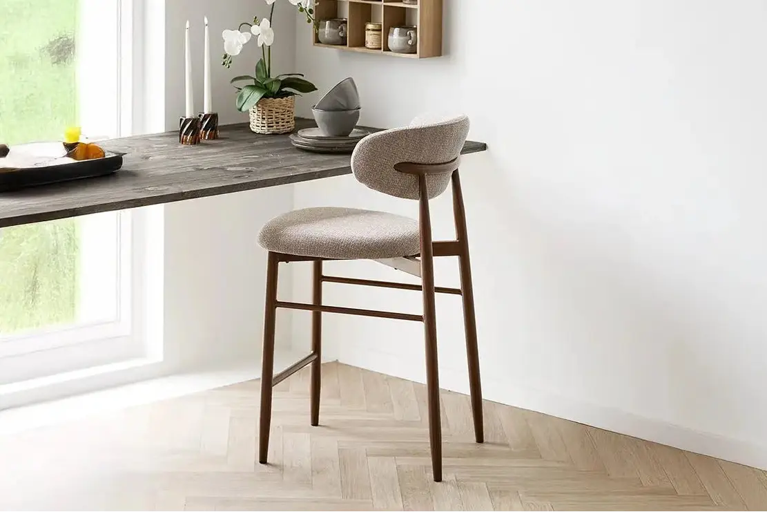Chaise de bar LEVANTO pieds effet noyer – tissu sable 52 x 55 cm | TIKAYLA