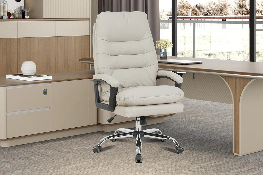 Chaise de bureau DANIELA en similicuir beige, assise pivotante à roulettes