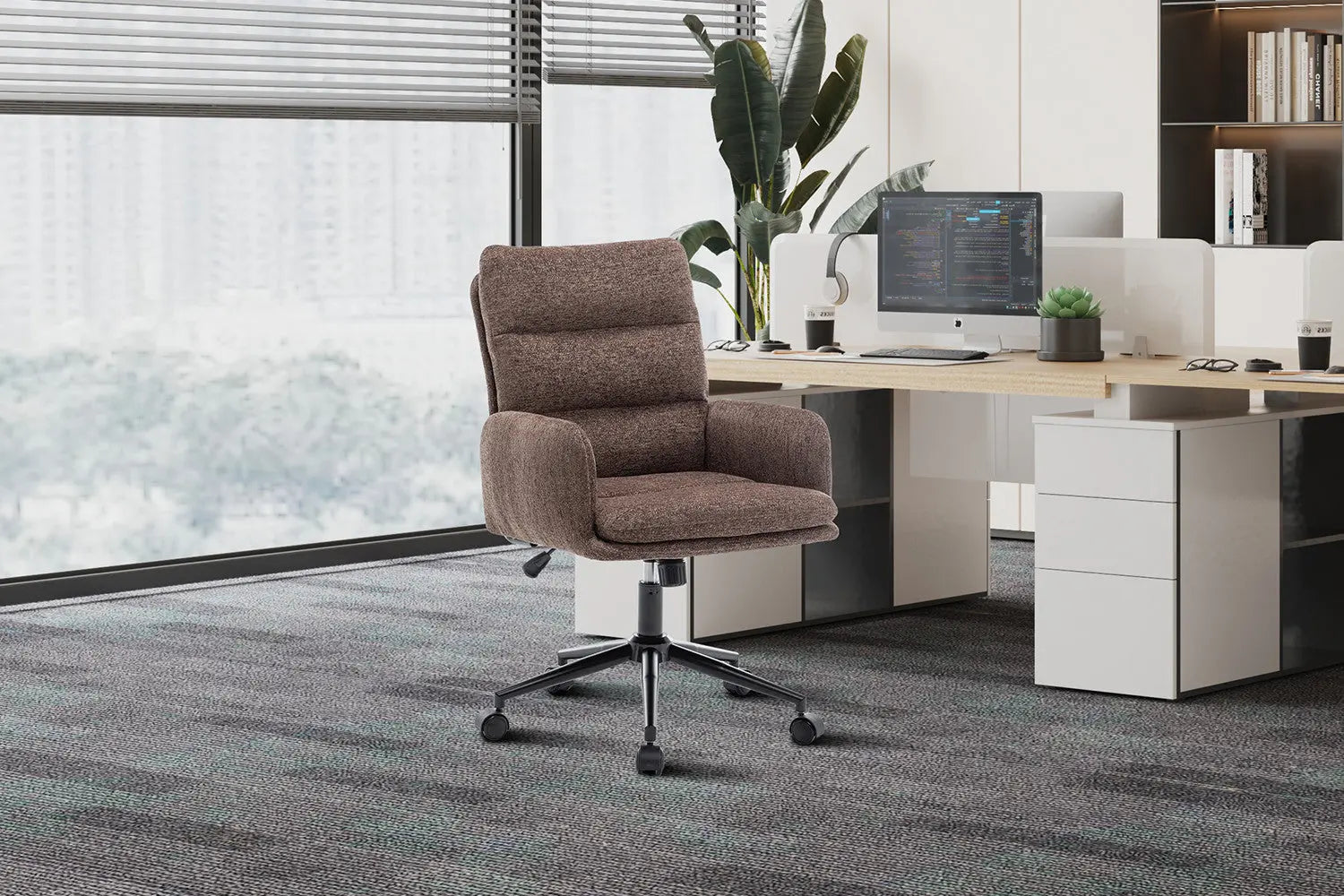 Chaise de bureau EMMY brune vue de trois quarts - TIKAYLA