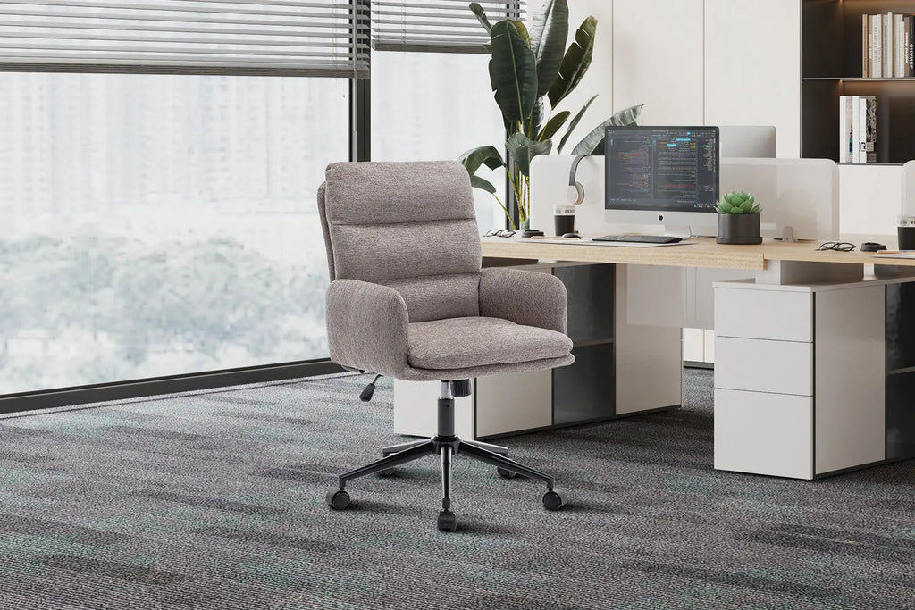 Chaise de bureau EMMY sable vue de trois quarts - TIKAYLA