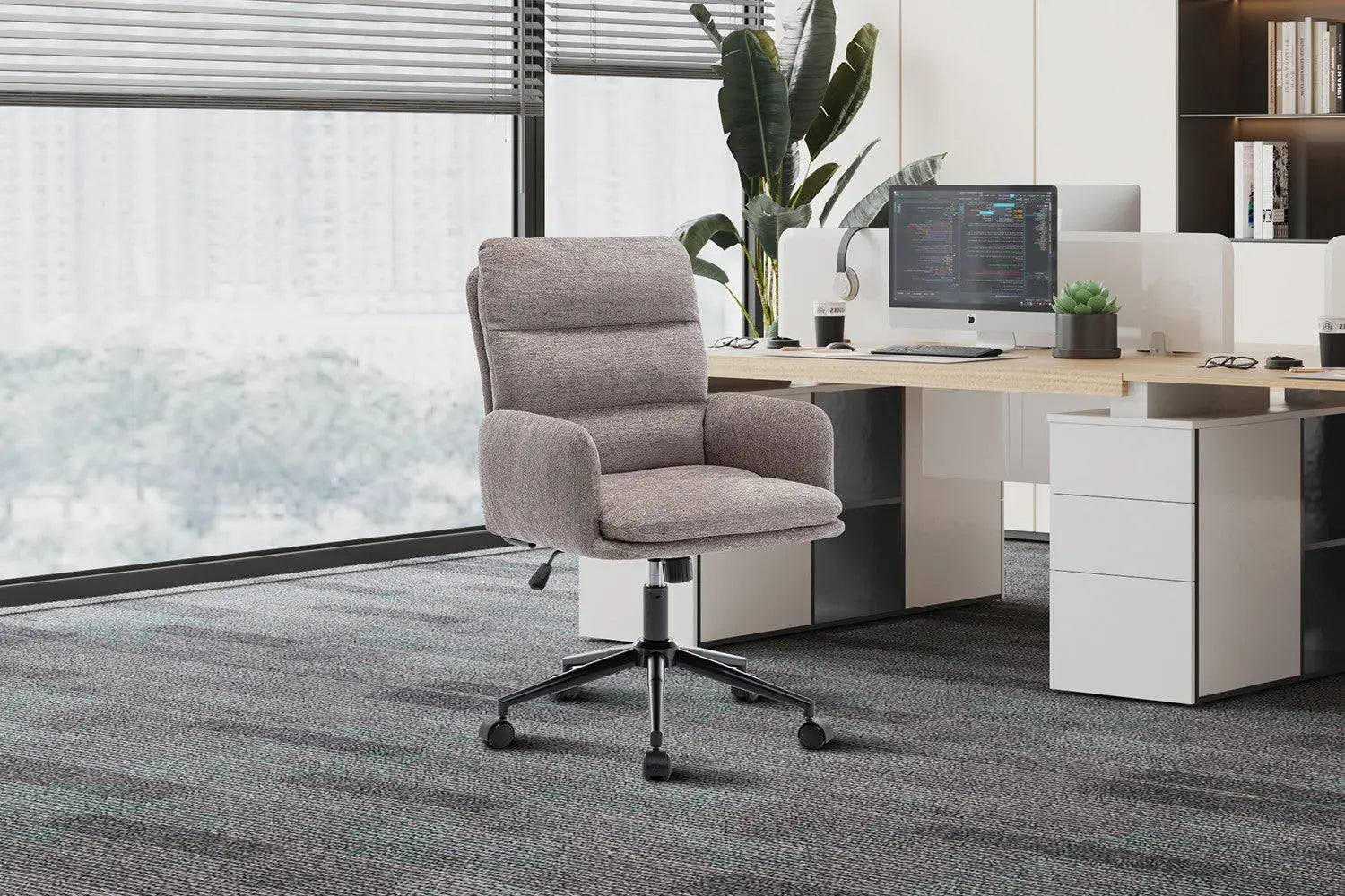 Chaise de bureau EMMY sable vue de trois quarts - TIKAYLA