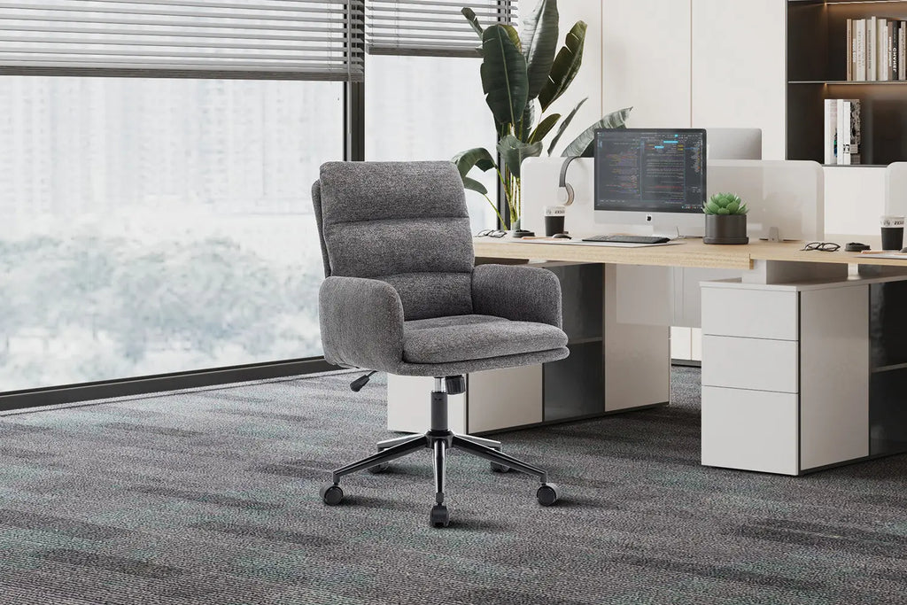 Chaise de bureau EMMY gris fonce vue de trois quarts - TIKAYLA