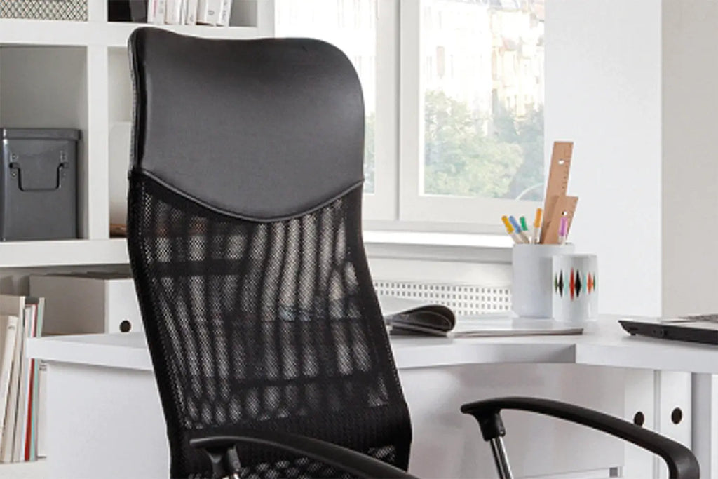 Chaise de bureau MAXY vue de trois quarts, dossier haut en maille - TIKAYLA