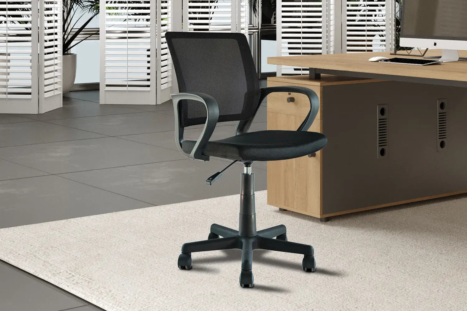 Chaise de bureau PURE noire compacte, dossier en maille, 54 x 57 cm - TIKAYLA