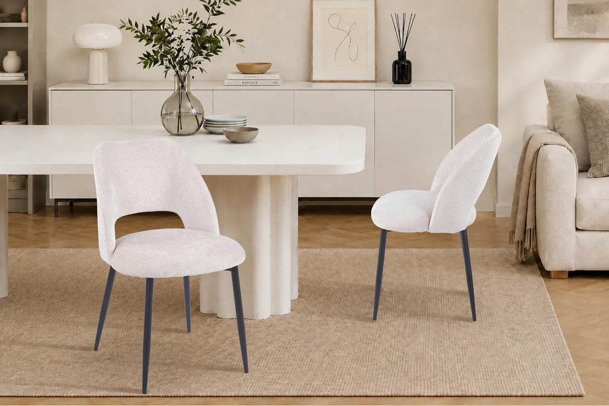 Chaise de salle à manger ARLA en tissu ecru, piètement métal noir — en situation