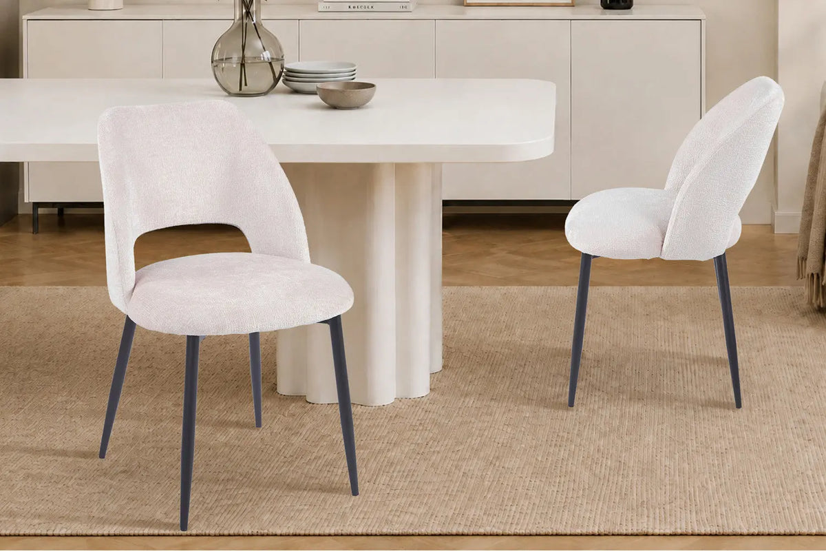 Chaise de salle à manger ARLA en tissu ecru, piètement métal noir — en situation
