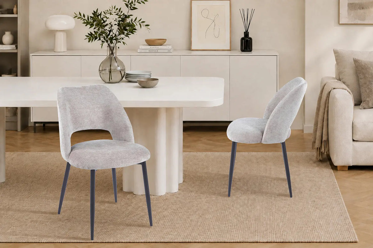 Chaise de salle à manger ARLA en tissu sable, piètement métal noir — en situation
