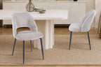 Chaise de salle à manger ARLA en tissu sable, piètement métal noir — en situation