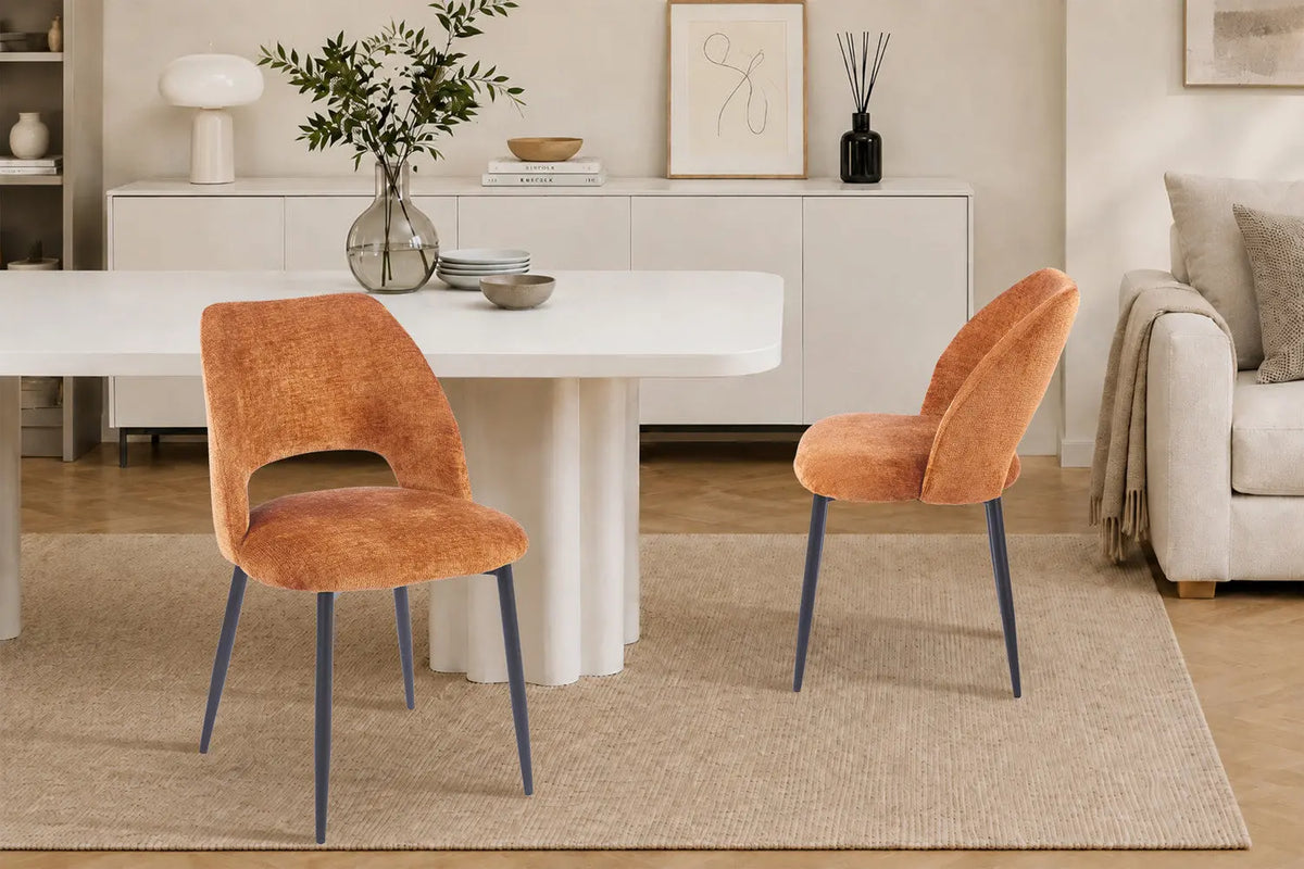 Chaise de salle à manger ARLA en tissu or, piètement métal noir — en situation