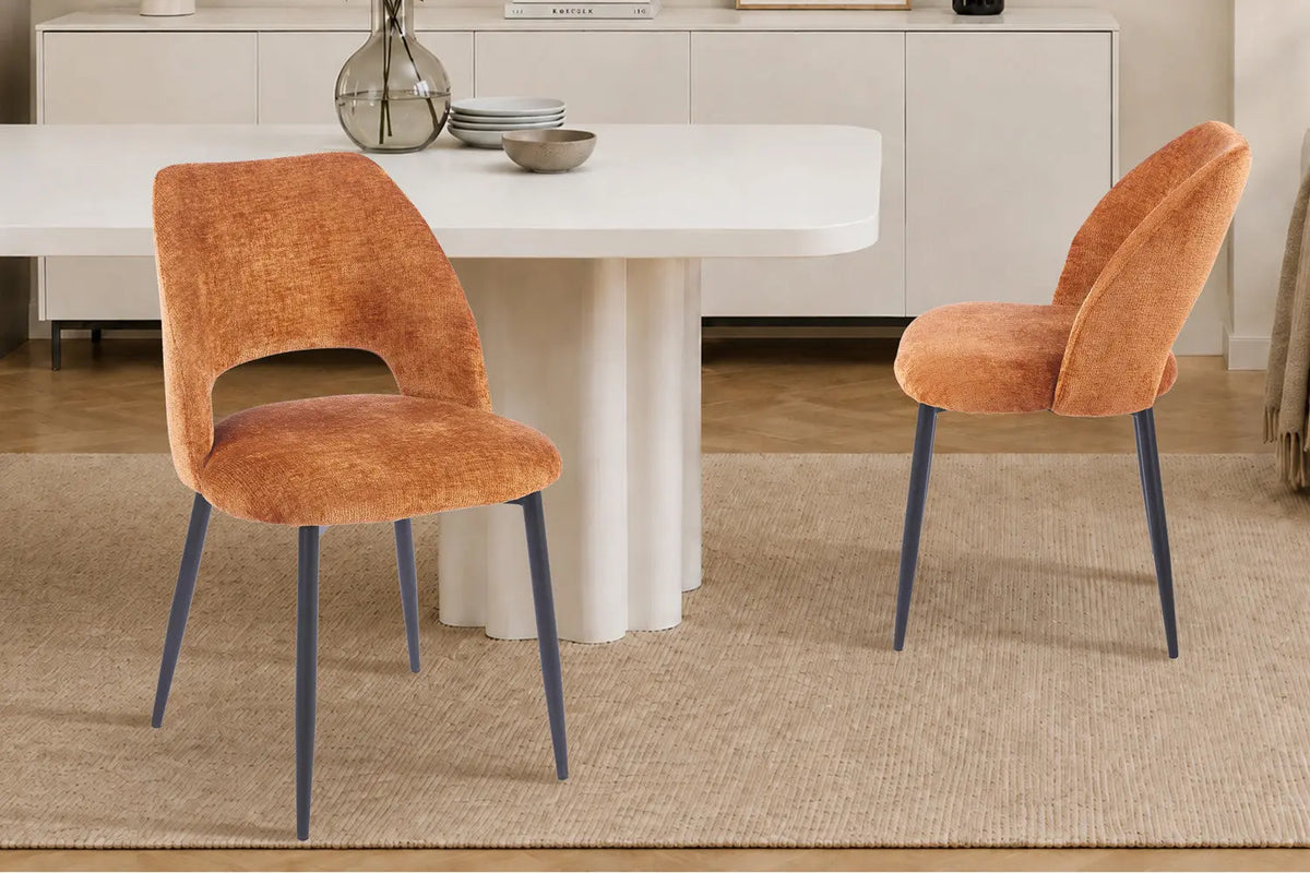 Chaise de salle à manger ARLA en tissu or, piètement métal noir — en situation