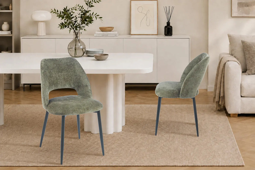 Chaise de salle à manger ARLA en tissu vert, piètement métal noir — en situation