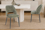 Chaise de salle à manger ARLA en tissu vert, piètement métal noir — en situation