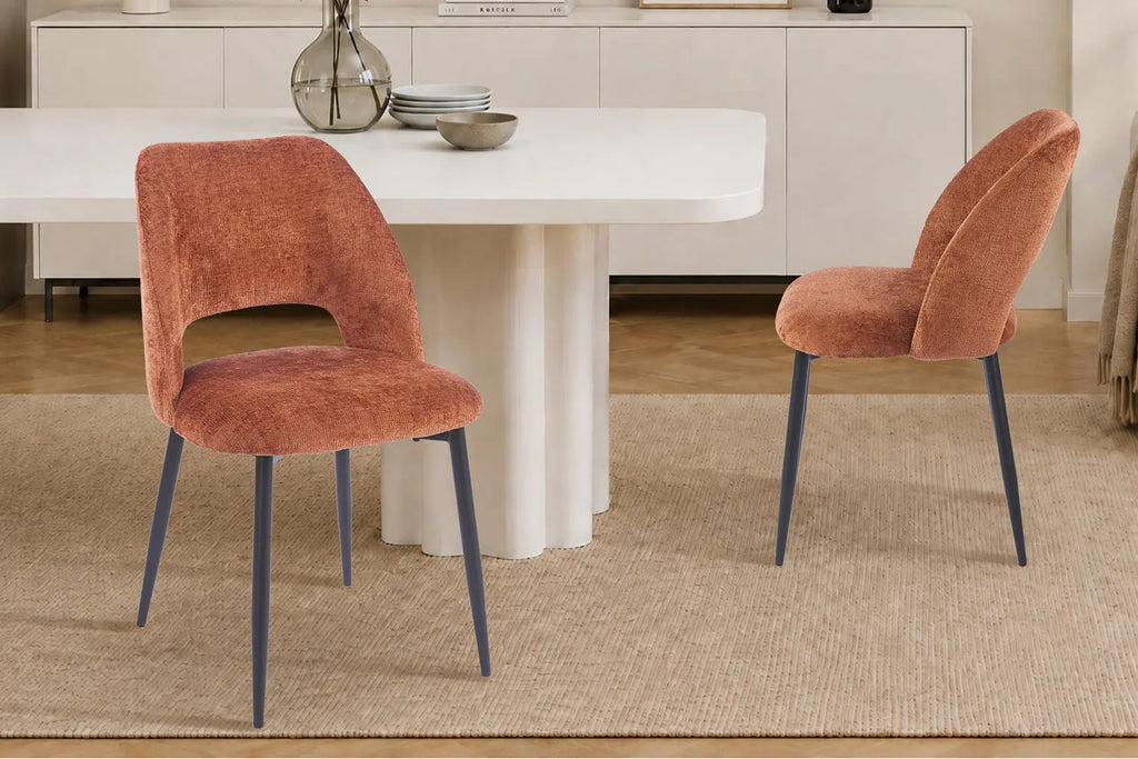 Chaise de salle à manger ARLA en tissu rouille, piètement métal noir — en situation