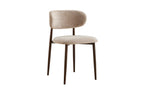 Chaise de salle à manger NONYA en tissu beige, piètement métal effet bois — en situation