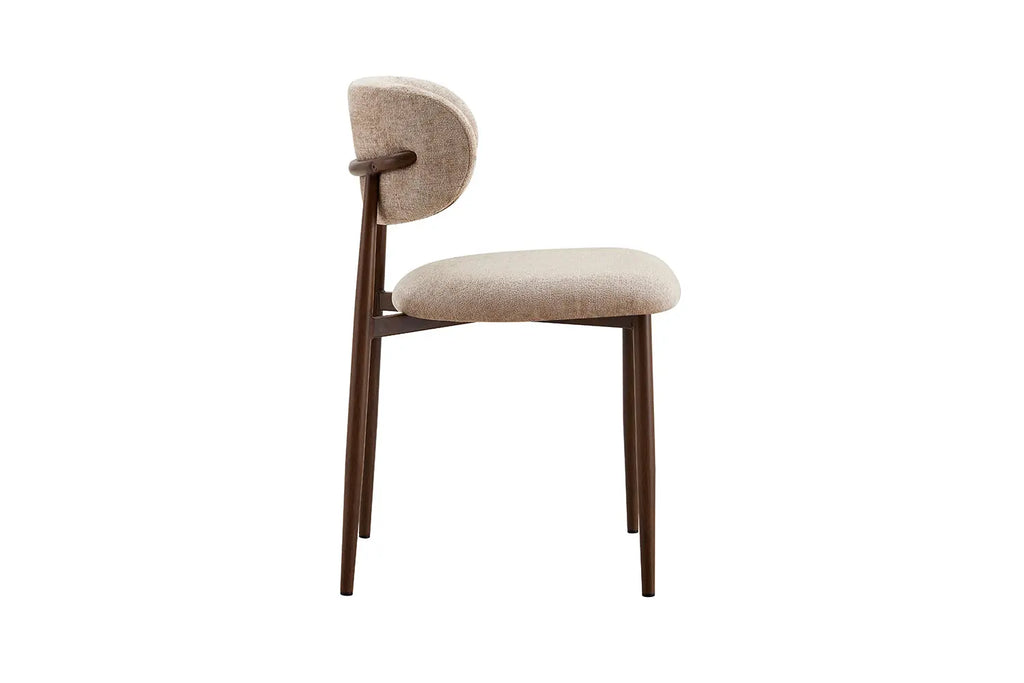 Chaise de salle à manger NONYA en tissu beige, piètement métal effet bois — en situation