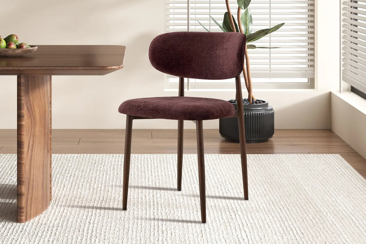 Chaise de salle à manger NONYA en tissu mauve foncé, piètement métal effet bois