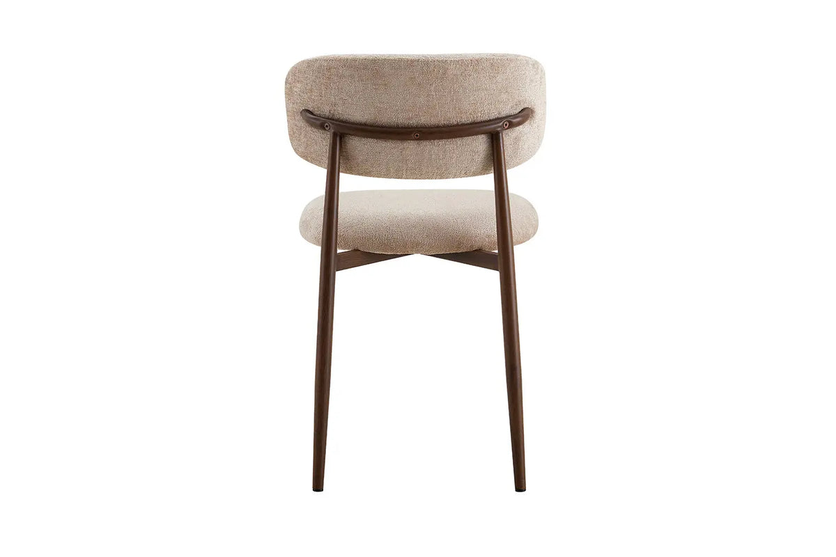 Chaise de salle à manger NONYA en tissu beige, piètement métal effet bois — en situation