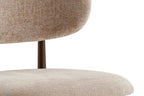 Chaise de salle à manger NONYA en tissu beige, piètement métal effet bois — en situation