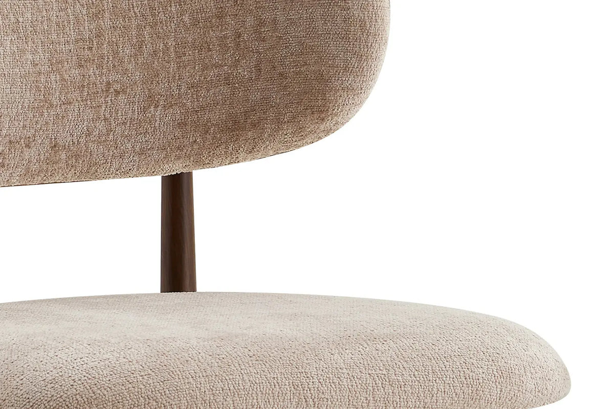 Chaise de salle à manger NONYA en tissu beige, piètement métal effet bois — en situation