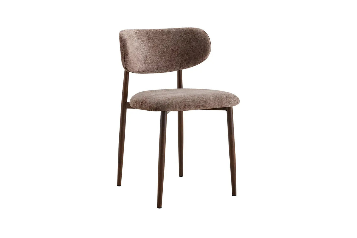 Chaise de salle à manger NONYA en tissu sable, piètement métal effet bois — en situation