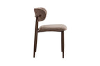 Chaise de salle à manger NONYA en tissu sable, piètement métal effet bois — en situation