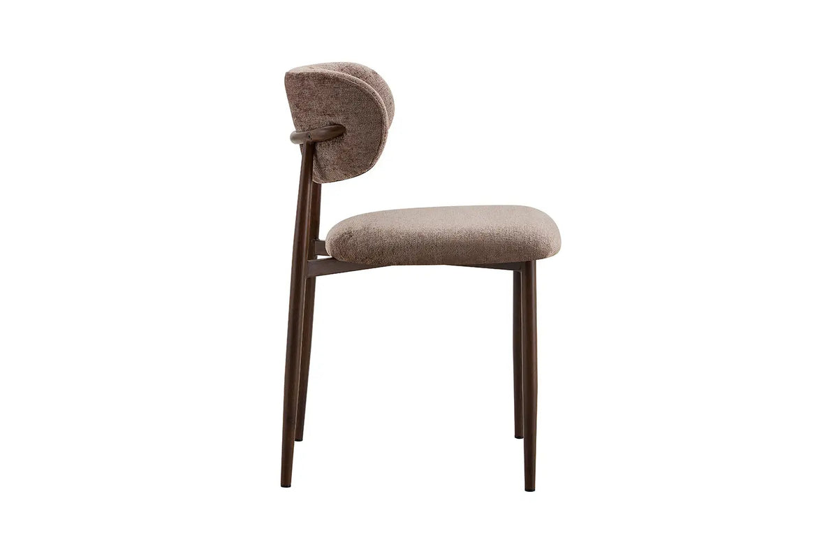 Chaise de salle à manger NONYA en tissu sable, piètement métal effet bois — en situation