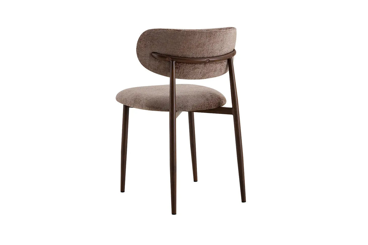 Chaise de salle à manger NONYA en tissu sable, piètement métal effet bois — en situation