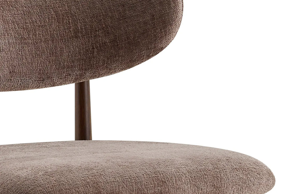 Chaise de salle à manger NONYA en tissu sable, piètement métal effet bois — en situation