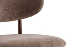 Chaise de salle à manger NONYA en tissu sable, piètement métal effet bois — en situation