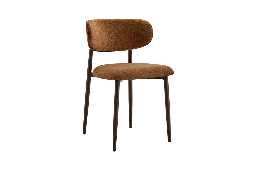 Chaise de salle à manger NONYA en tissu marron clair, piètement métal effet bois — en situation