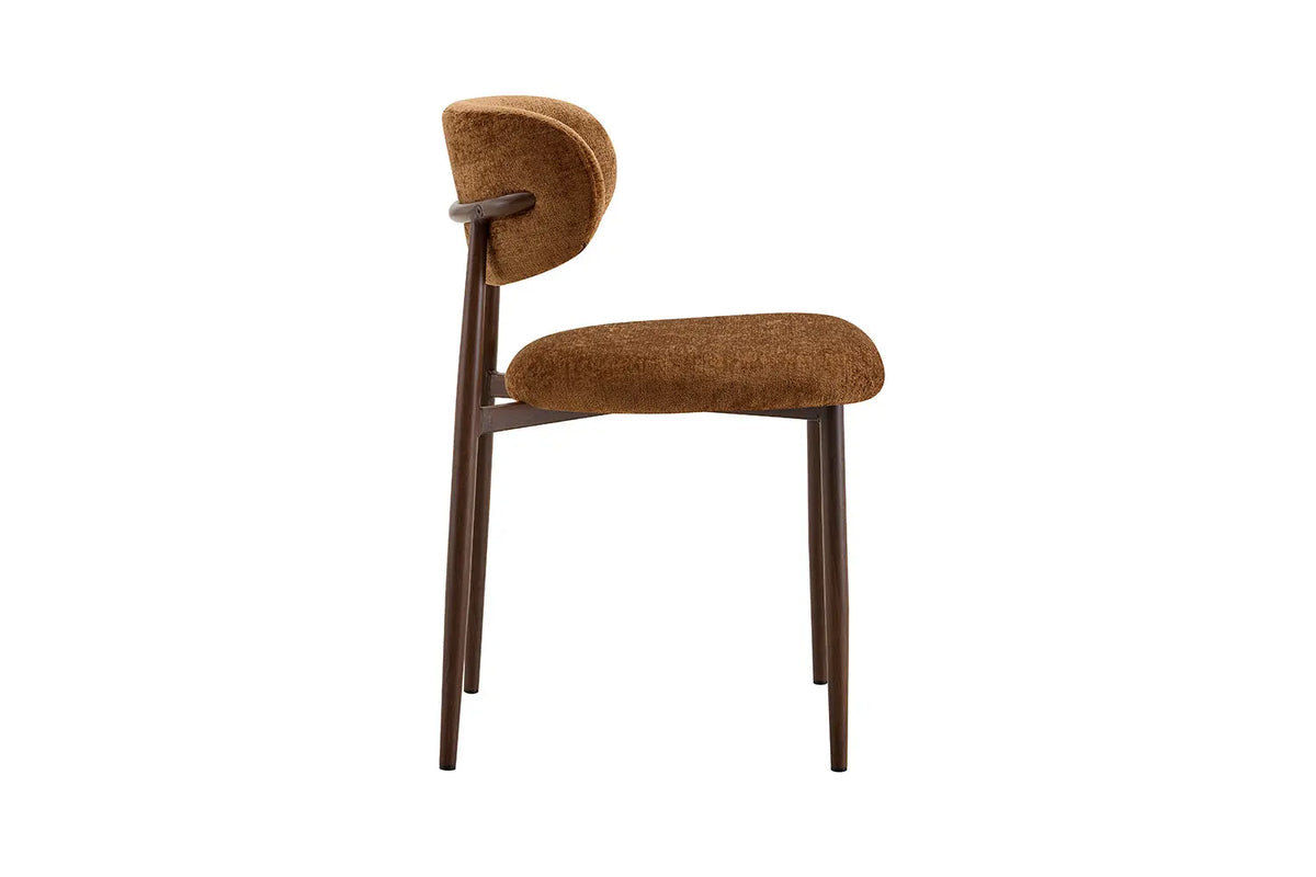 Chaise de salle à manger NONYA en tissu marron clair, piètement métal effet bois — en situation