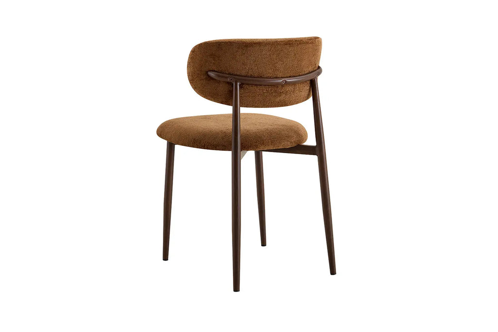 Chaise de salle à manger NONYA en tissu marron clair, piètement métal effet bois — en situation
